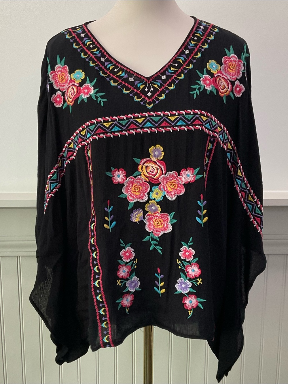 Savanna Jane Embroidered Boho Blouse M/L Black Floral Batwing Sleeve Rayon Top - Picture 4 of 4